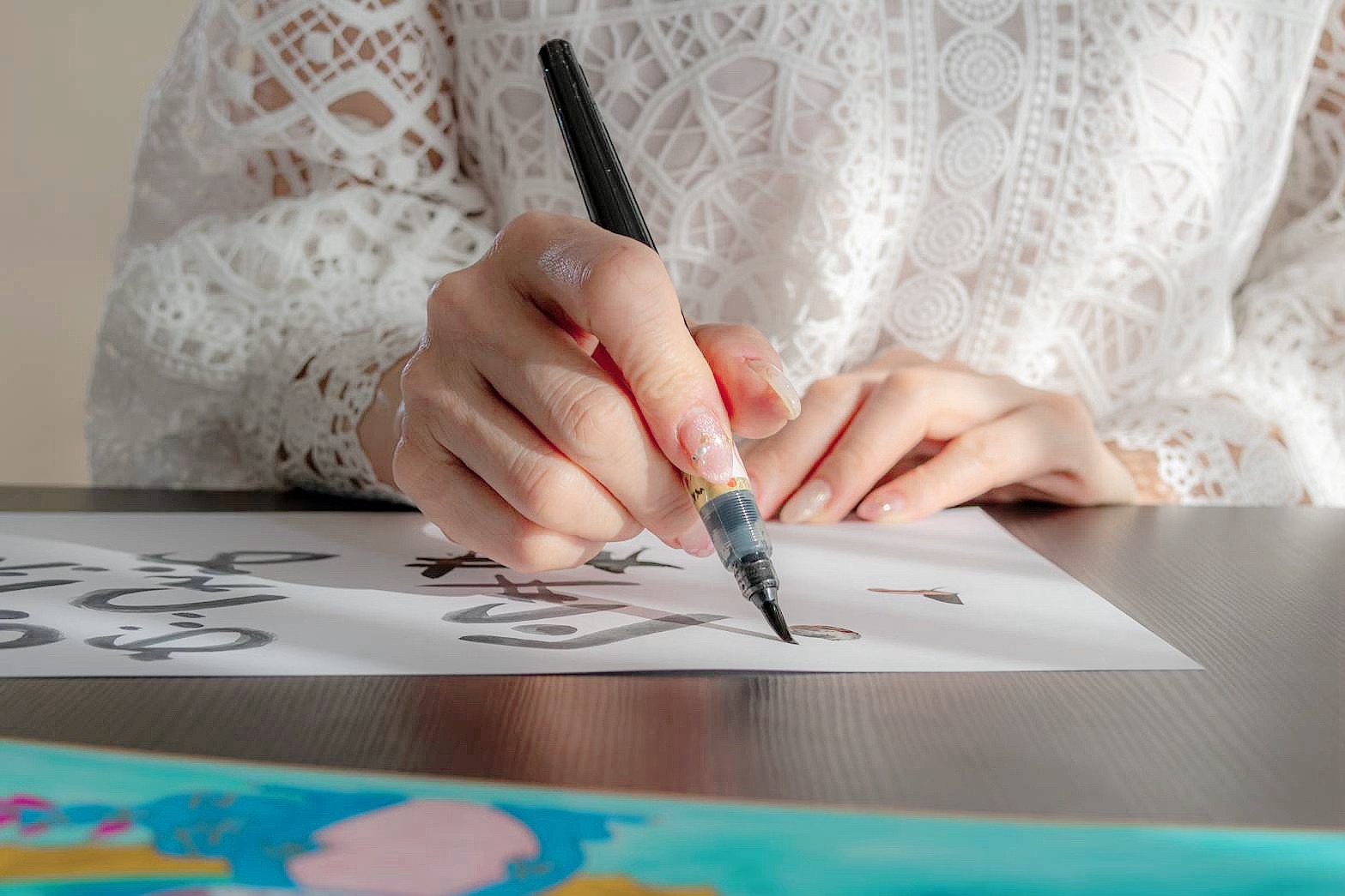 筆ペンで書道アートを描く手元